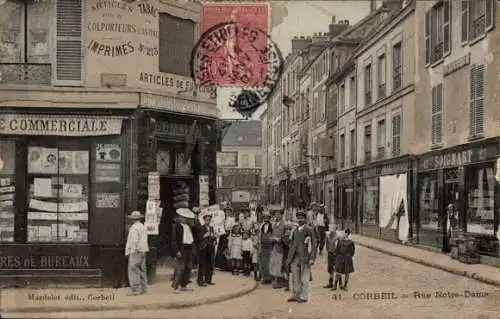 Ak Corbeil Essonne, Straßenszene mit Menschenmenge, die vor einem Gebäude stehen