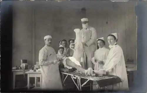 Foto Ak Niederländisches Rotes Kreuz, Krankenschwestern, Patient, Arzt, Behandlung