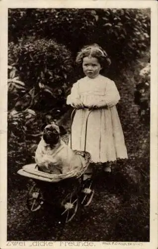 Foto Ak Mädchen hat  Mops im Kinderwagen, Dicke Freunde