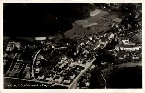 Ak Freiburg im Breisgau, Das Bild zeigt eine Luftaufnahme von Freiburg im Breisgau. Zu sehen s...