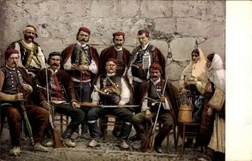 Ak Dalmatien, Männer und Frauen in kroatischer Tracht, Gruppenbild, Gewehr