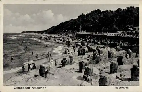 Foto Ak Offenburg in Baden Schwarzwald, Partie an einem Gebäude, Personen auf einem Hof