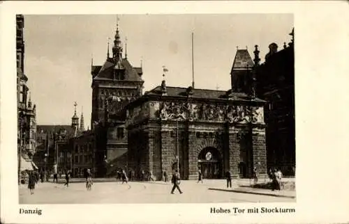 Ak Danzig, Hohes Tor mit Stockturm, Passanten, Fahrradfahrer