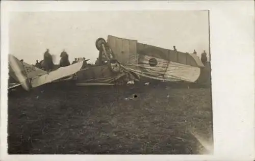 Foto Ak Abgestürztes englisches Flugzeug, I. WK