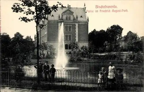 Ak Bischofswerda in Sachsen, Partie im Friedrich August Park, Teich, Fontäne, Haus, Kinder