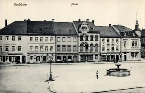 Ak Radeburg in Sachsen, Marktplatz, Brunnen, Schuhgeschäft