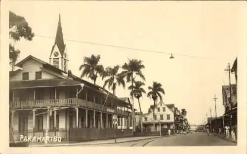 Foto Ak Paramaribo Suriname, Straße, Häuser, Turm