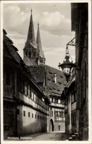 Ak Bamberg in Oberfranken, zeigt ein schwarz-weiß Foto einer Straße mit Fachwerkhäusern. Im Hi...