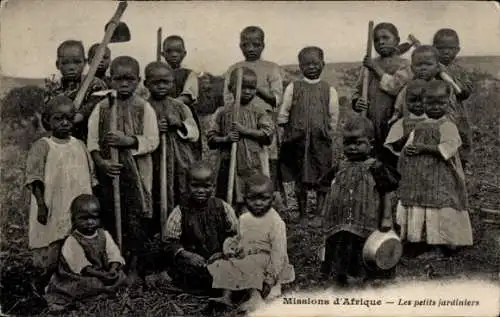 Ak Afrikanische Mission, afrikanische Kinder als Gärtner