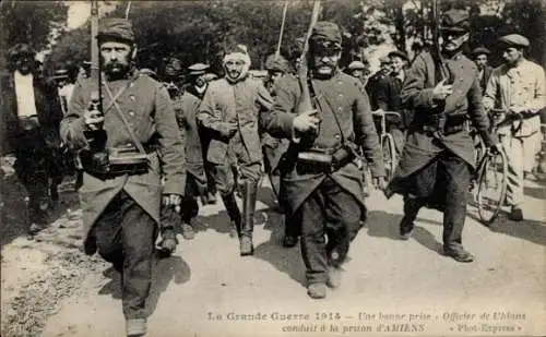 Foto Ak Französische Soldaten mit gefangenem Spion, I WK