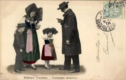 Ak Gruß aus dem Elsass, Familie in Elsässer Tracht, weinendes Mädchen