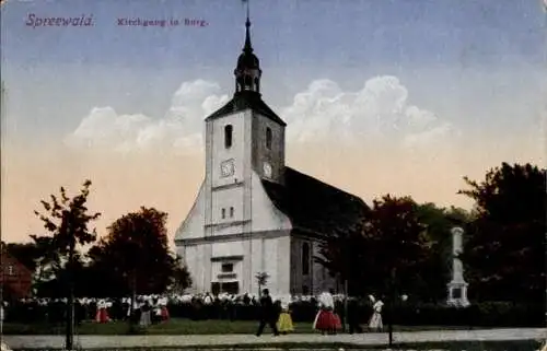 Ak Burg im Spreewald, Kirche, Spreewälder beim Kirchgang