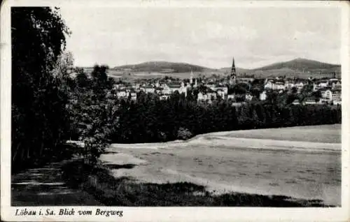 Ak Löbau in Sachsen, Panorama, Blick vom Bergweg auf die Ortschaft