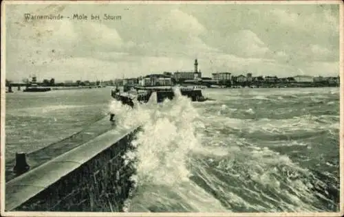 Ak Rostock Warnemünde, an der Mole bei Sturm