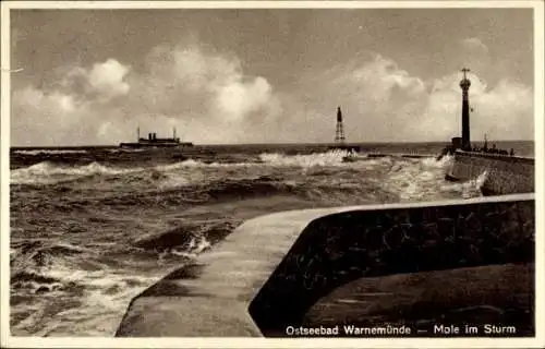 Ak Ostseebad Warnemünde Rostock, Mole im Sturm, Dampfer