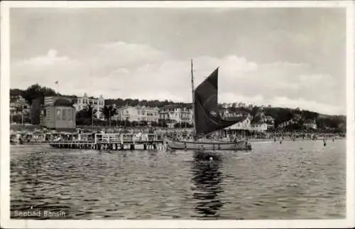 Ak Ostseebad Bansin auf Usedom, Teilansicht, Segelboot