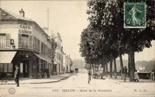 Ak Melun Seine et Marne, Straßenszene mit Bäumen, ein Mann mit Hut und ein Mann mit Schubkarre...