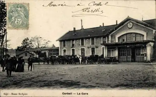 Ak Corbeil Essonne, Bahnhof Corbeil mit Personen, Kutschen und Pferden.