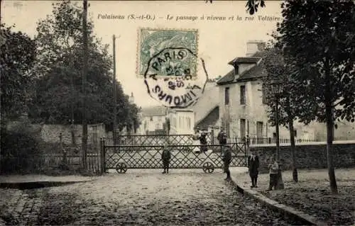 Ak Le Pileu Palaiseau Essonne, Passage à niveau et la rue Voltaire