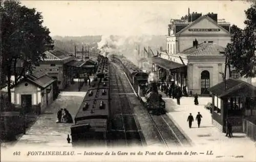 Ak Fontainebleau Seine et Marne, Innenansicht des Bahnhofs, gesehen von der Eisenbahnbrücke