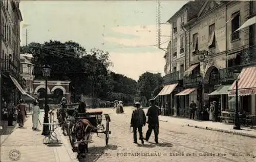 Ak Fontainebleau Seine et Marne, Eine Straße mit Bäumen, Gebäuden und Menschen