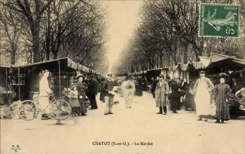 Ak Chatou Yvelines, Markt in Chatou mit vielen Menschen, die an Ständen einkaufen.