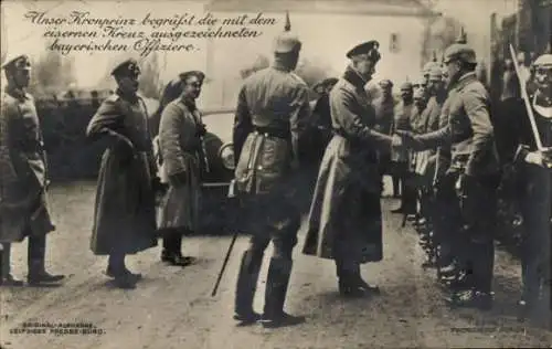 Ak Kronprinz Wilhelm begrüßt die mit dem eisernen Kreuz auzgezeichneten bayrischen Offiziere