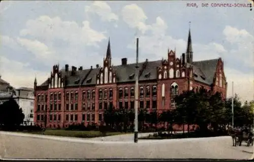 Ak Riga Lettland, Die Kommerzschule, Straßenblick