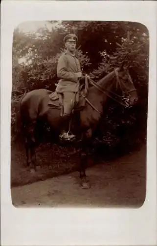 Foto Ak Deutscher Soldat in Uniform auf einem Pferd