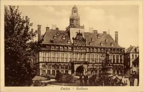 Ak Emden in Ostfriesland, Rathaus, Denkmal, Gruppenbild