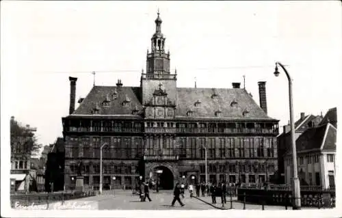 Foto Ak Emden in Ostfriesland, Rathaus, Passanten