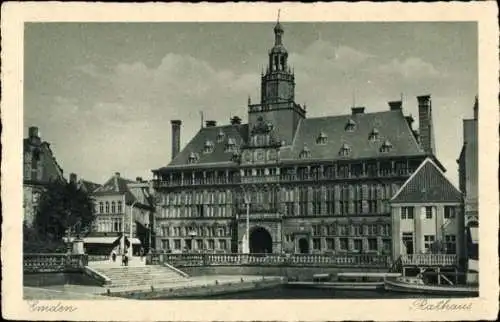 Ak Emden, Straßenansicht mit Blick auf das Rathaus