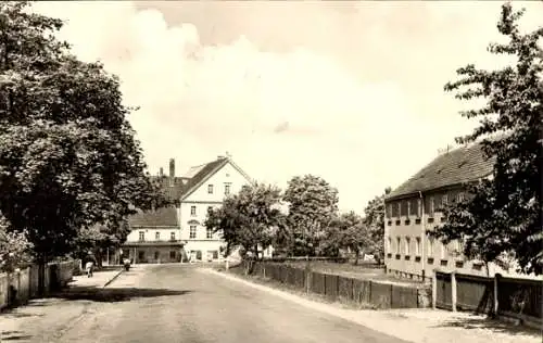 Ak Nobitz Altenburger Land, Straßenpartie, Volkshaus