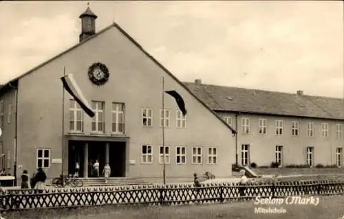 Ak Seelow in der Mark, Mittelschule, Fahne