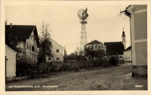 Ak Antiesenhofen in Oberösterreich, Kirchenplatz