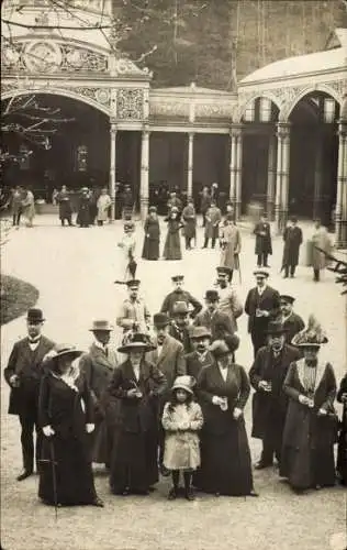 Foto Ak Bad Wildungen in Hessen, Gruppe im Kurpark