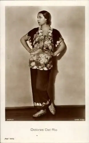 Ak Schauspielerin Dolores Del Rio, Standportrait, Ross Verlag 3571/1