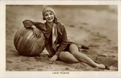 Ak Schauspielerin Leila Hyams, Portrait mit Ball am Strand, Ross Verlag 4520/1