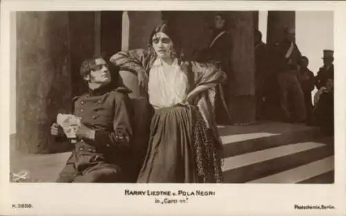 Ak Schauspieler Harry Liedtke und Pola Negri,Filmszene Carmen, PH Berlin K. 2850