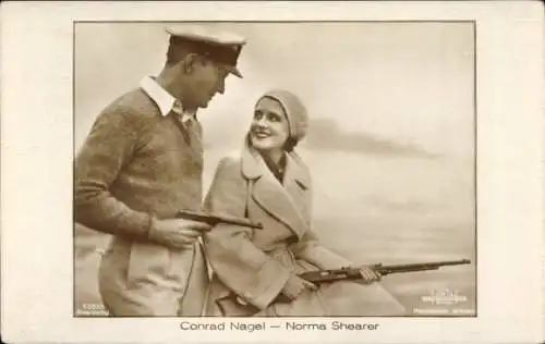 Ak Schauspieler Conrad Nagel und Norma Shearer, Portrait mit Gewehr und Pistole, Ross Verlag