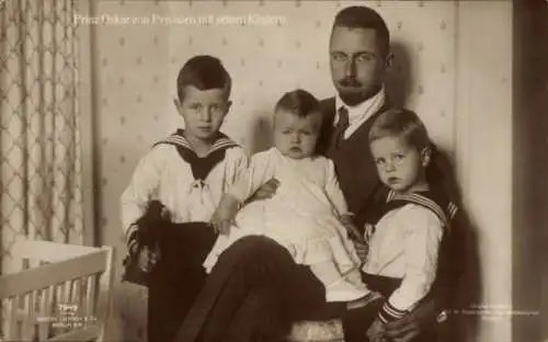 Ak Prinz Oskar von Preußen mit seinen Kindern, Portrait