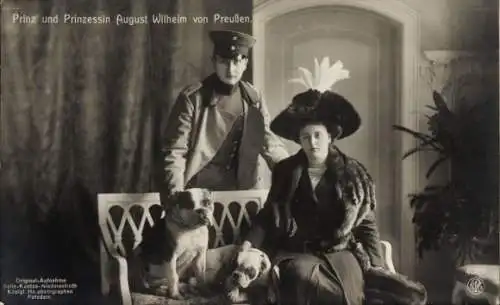 Ak Prinz und Prinzessin August Wilhelm von Preußen, Alexandra Victoria, Bulldoggen, NPG 4007