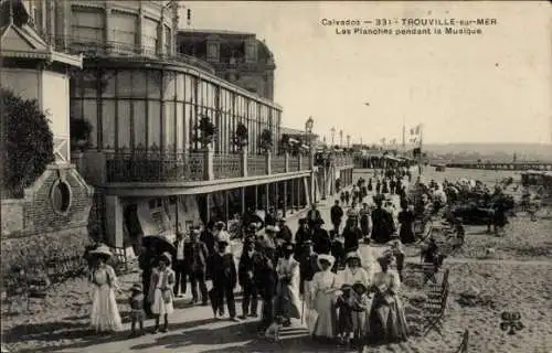 Ak Trouville sur Mer Calvados, Les Planches pendant la Musique