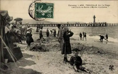 Ak Trouville sur Mer Calvados, Sur la Plage Les Forts de Sable à Marée montante, phare