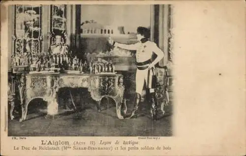 Ak Theaterszene, L'Aiglon (Akt II), Schauspielerin Sarah Bernhardt als Duc de Reichstadt