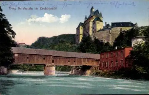 Ak Kriebstein Mittelsachsen, Flusspartie mit Blick zur Burg Kriebstein, gedeckte Brücke,Photochromie