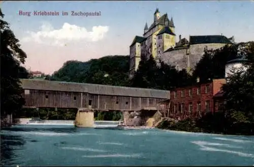 Ak Kriebstein Mittelsachsen, Flusspartie mit Blick zur Burg Kriebstein, gedeckte Brücke,Photochromie