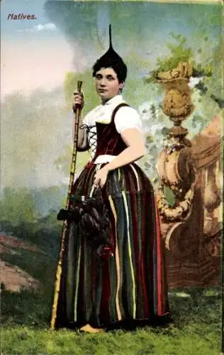 Ak Natives, Frau in Volkstracht, Gehstock, Huhn