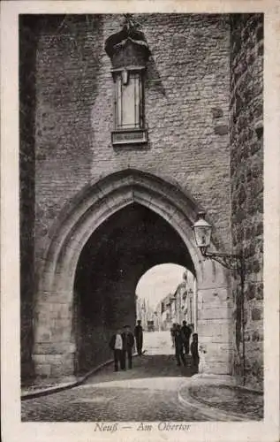 Ak Neuss am Rhein, Obertor, Fußgänger