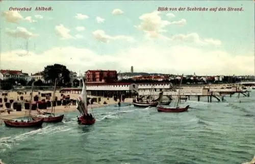 Ak Ostseebad Ahlbeck auf Usedom, Blick von der Seebrücke auf den Strand